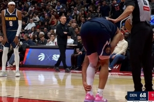 全队的支柱！贾马尔·穆雷突破受伤 手握左脚踝