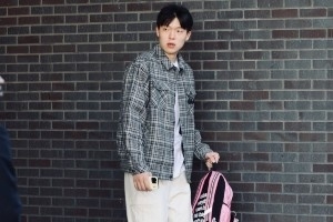 开拓者众将入场：杨瀚森穿搭与29日一模一样 罗威穿科比头像T恤