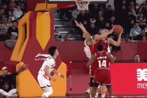 打停广州！奈特长传助迪亚洛双手暴扣 又击地助后者单臂滑翔战斧