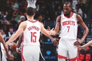 新老结合！火箭发布赢球海报：封面为谢泼德和杜兰特击掌瞬间
