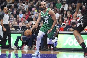 小白近7场20.4分5板5.9助！同时有2.4封盖1.3抢断 但犯规不到1次