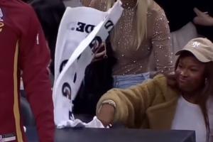 当众秀恩爱❤️米切尔往未婚妻脸上丢毛巾 后者气鼓鼓可爱噘嘴