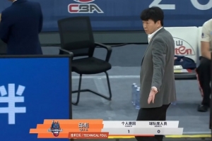 情绪激动！邱彪不满判罚场边指着裁判怒喷吃T