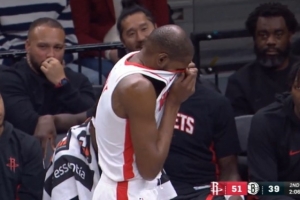 啥篮儿啊！沃尔夫投篮没碰筐 砸板弹到KD脸上&后者痛苦捂脸