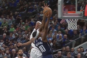 这算2个帽吗？布威上篮 埃奇库姆左手冒完右手接个钉板 天赋炸裂