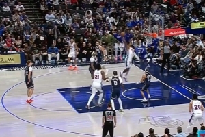 你也Show time！乔治突破抹过浓眉 面对空篮上演单臂大力抡扣！