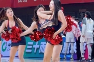 球迷们在哪里？媒体人分享广州龙狮啦啦队精彩表演