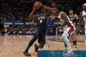 希望没事啊！杜伦上篮后有些崴脚 提前返回更衣室