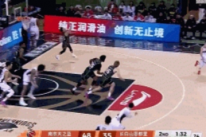 一飞冲天！郭昊文反击双手暴扣 率队扩大优势打停吉林