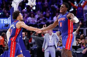 奥萨尔：康宁汉姆是MVP级别的 他防守进步很大 会主动防箭头人物