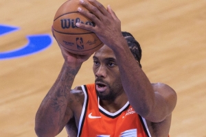 张佳玮：卢指导招牌全锋空间阵 既然说快船老给就给小卡配年轻人