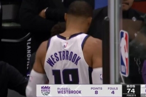 刚热就得下了！威少刚投进本节第二记三分 下回合犯规4犯下场休息