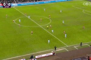 今天不太顺！萨维尼奥再次错失良机，随后受伤被多库换下