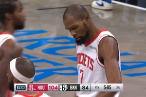 一人打四个人看！杜兰特单打打成2+1 助火箭巩固局势