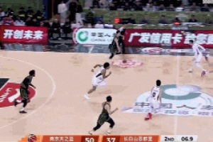 心态崩了！所罗门压哨被吹犯规 半场个人累计4犯