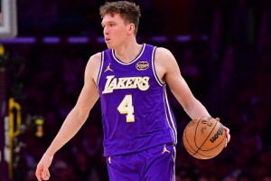 四人不打一个成疑！美记晒湖人仅剩的10人轮换 替补席没眼看