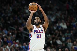 打得还行！恩比德18中9拿到22分4板6助1帽