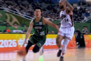 连珠炮！祝铭震外线开火连中3记三分 帮助同曦扩大优势