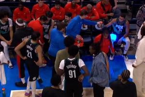 👏杨瀚森主动和阿夫迪亚沟通 后者拉翻译过来解释后两人碰拳