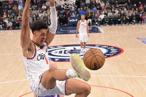 泰伦·卢：尼德豪泽非常拼&能量满满 他能够抢板盖帽&有6个进攻板