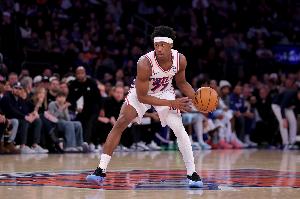 真敢打！埃奇库姆压最后一攻 强突顶着两个人拉杆左手压哨上篮