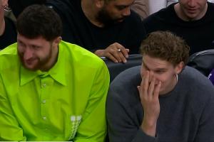 哈登空位三分三不沾！马卡和弩机在场下笑起来了