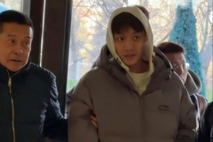 队内地位可见一斑！徐杰回酒店 老板亲自搀扶&帮拿行李