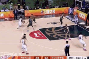 看着都疼！姜贺面部被肘倒地不起 裁判没有吹罚