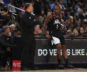 卢：小卡是特别出色的中距离投手 近一年开始更多运球后出手三分