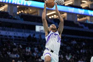 已经赛季新高16分了！菲利波夫斯基抛投不中 李凯尔单臂补篮再进