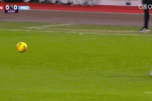 阿克解围时疑似膝盖受伤，简单治疗后继续坚持比赛