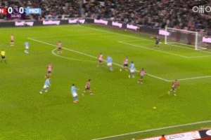 福登右路传中，哈兰德近距离射门被守门员扑出