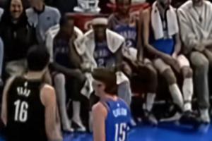 亚历山大主动和杨瀚森打招呼：第1次接头失败 第2次小杨羞涩回应