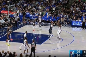 手感真可以！恩比德罚球线附近接球连续虚晃 顶着浓眉中投空心中