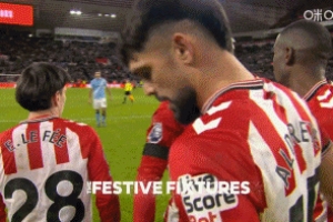 有点不愉快！多纳鲁马赛后与桑德兰球员有点冲突，被迅速拉开