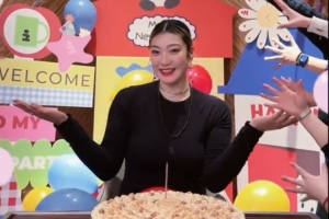 李梦晒视频庆祝31岁生日：彼时彼刻 恰如此时此刻……🎂