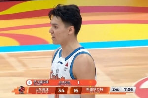 火药味很足！伊力福拉提与鲍威尔连续发生小摩擦 前场吃T