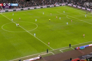 布罗比生吃扛翻迪亚斯，单刀球被多纳鲁马扑出