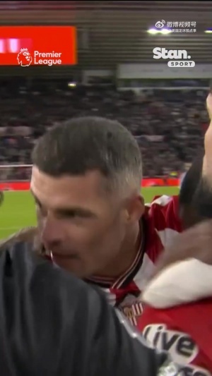 多纳鲁马赛后被激怒想要和球迷对线，最后被桑德兰球员拦下👀