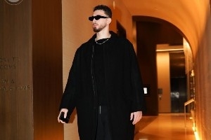 火箭型男入场秀：申京墨镜风衣太有范儿 杜兰特气质一言难尽🤣