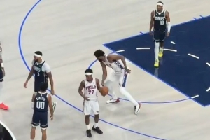 你这🤔！？恩比德死球被砸脑袋 踉跄两步模仿老太太摔跤