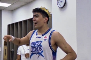 激情满满！宁波总经理刘家成给鲁吐布拉戴王冠 后者：这是我的家