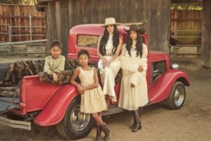 🤠牛仔风！瓦妮莎晒全家福祝福大家马年快乐🐎