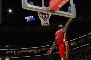 摧枯拉朽！锡安接球顺下 高高跃起单臂炸筐暴扣