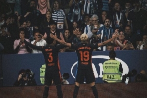 即将迎来加泰德比！亚马尔社媒晒和队友巴尔德庆祝照：渴望回归