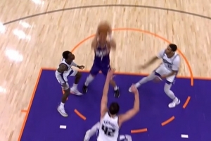 砍瓜切菜！布克强攻1打3 对抗防守打成2+1率队扩大领先