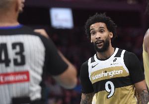 一箭穿心！贾斯汀·尚帕尼兜出来直接出手压哨三分 灯亮球进！