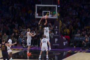 脑后长眼！詹姆斯背打观察 兰代尔补防瞬间直塞海斯双手炸扣🔥