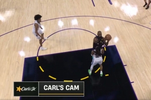 没刹住！詹姆斯切入禁区上篮被莫兰特造成进攻犯规