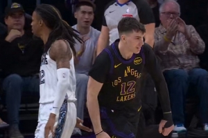 没事还有我！詹姆斯三分不中 拉拉维亚前场板得分